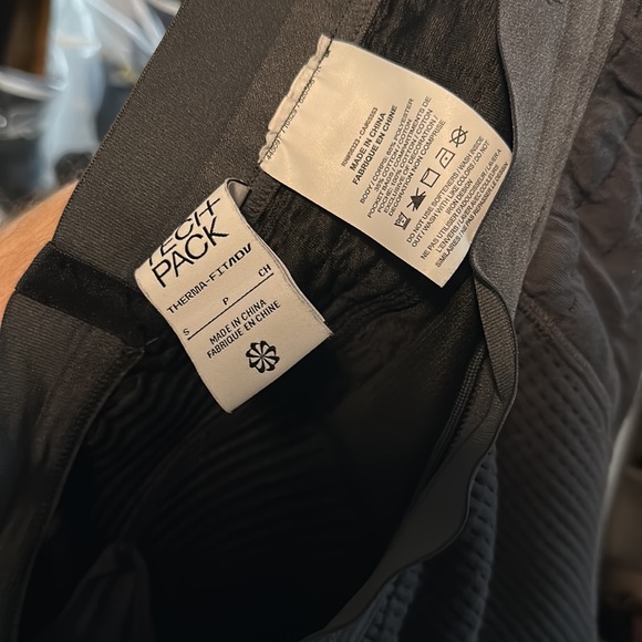 Used once washed then put away nike pants really nice - Picture 4 of 4